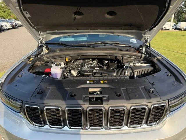 New 2026 Silver Zynith Exterior Paint Jeep Laredo image 31