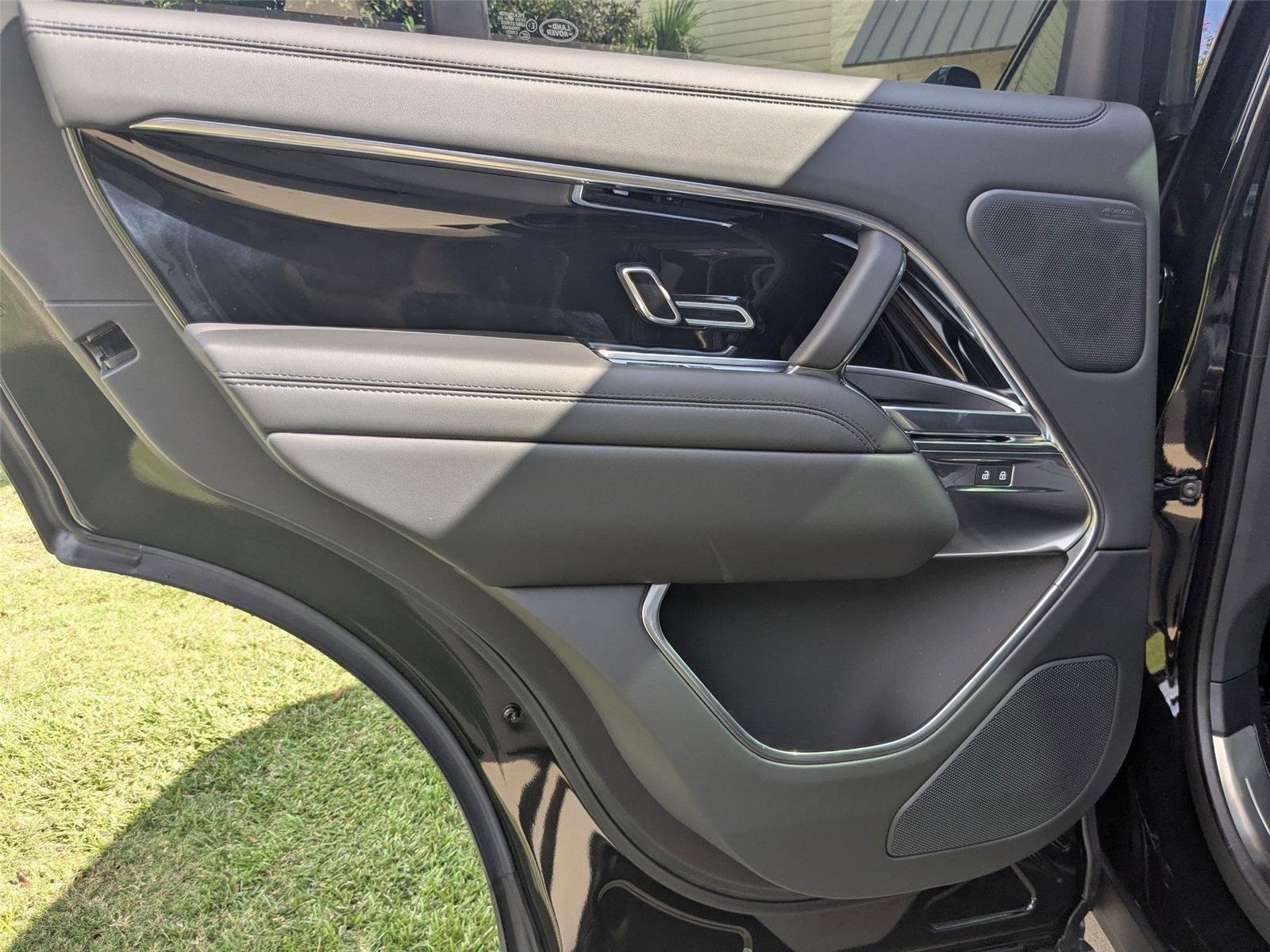 2025 Land Rover Range Rover SE - Photo 18