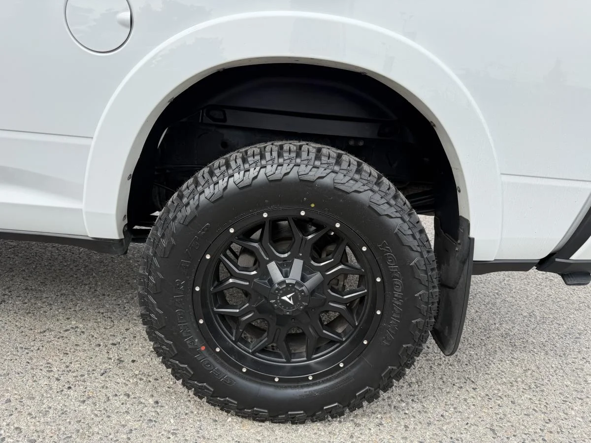 Used 2021 White RAM Laramie Crew Cab Swb image 10