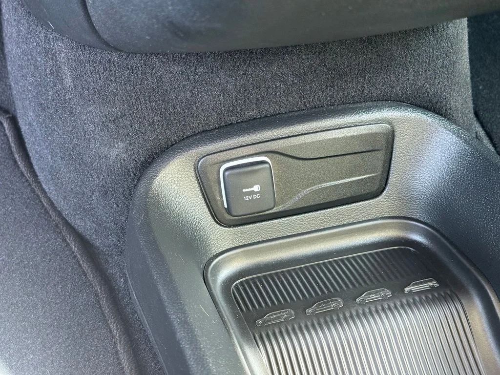 Used 2025 White Chrysler Select image 24