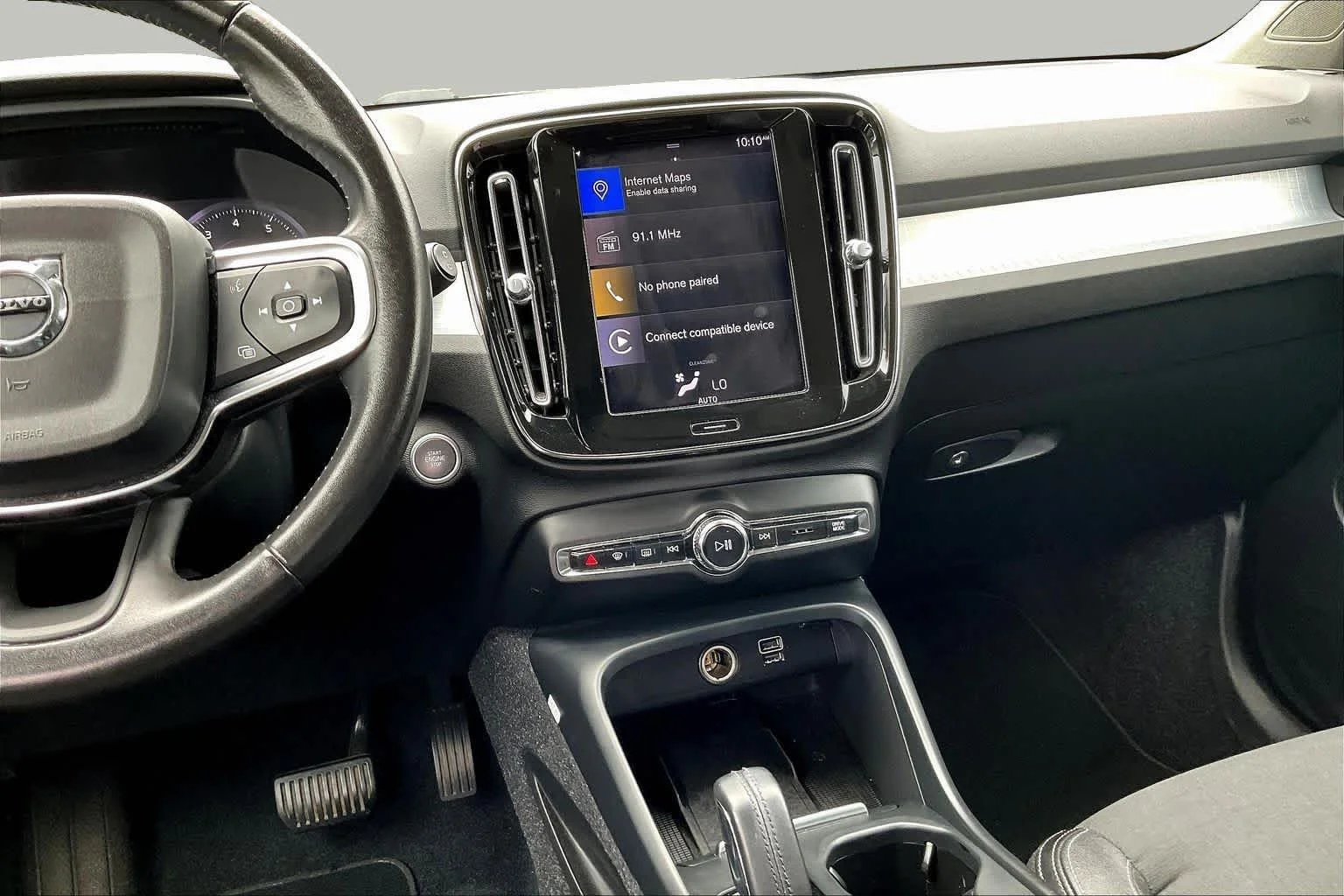 Used 2020 black Volvo Momentum image 7
