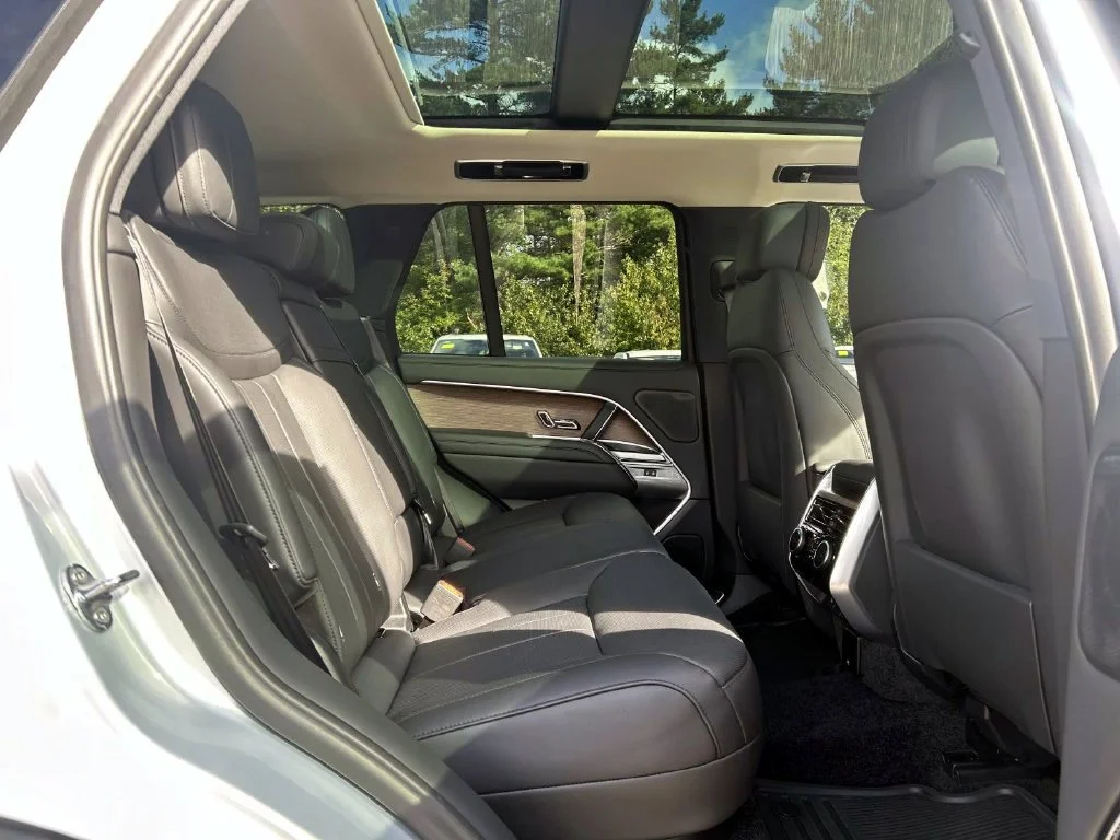 Used 2025  Land Rover SE image 17