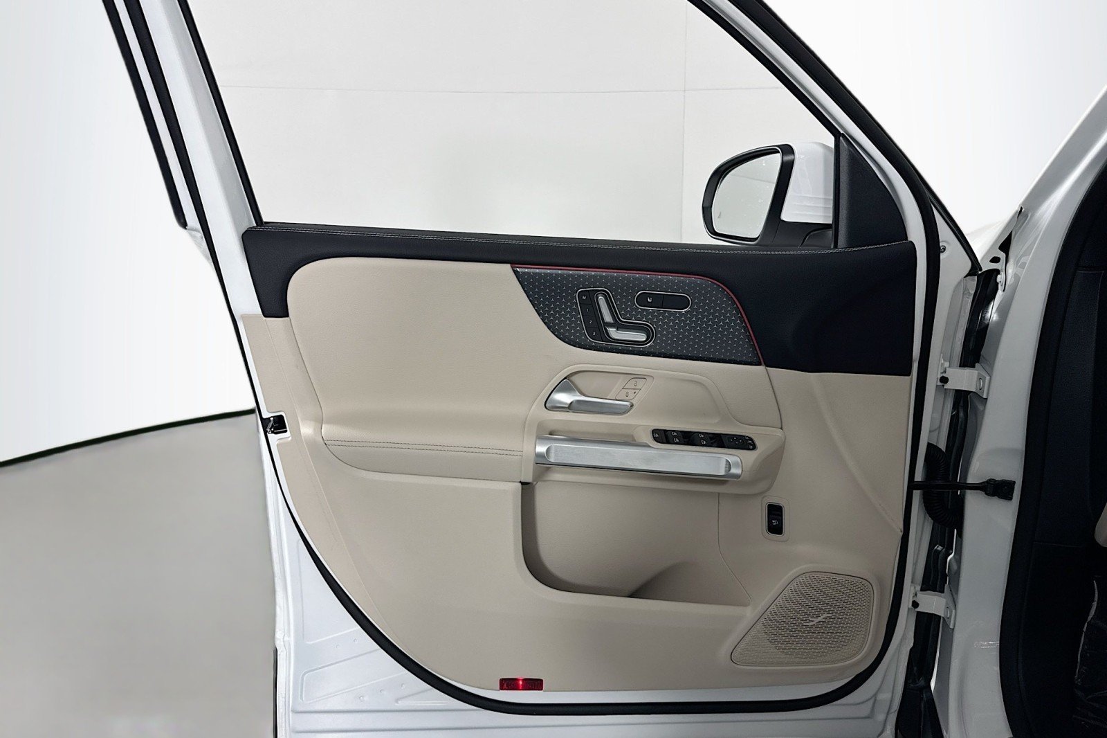New 2026 Polar White Mercedes-Benz GLB 250 SUV image 20
