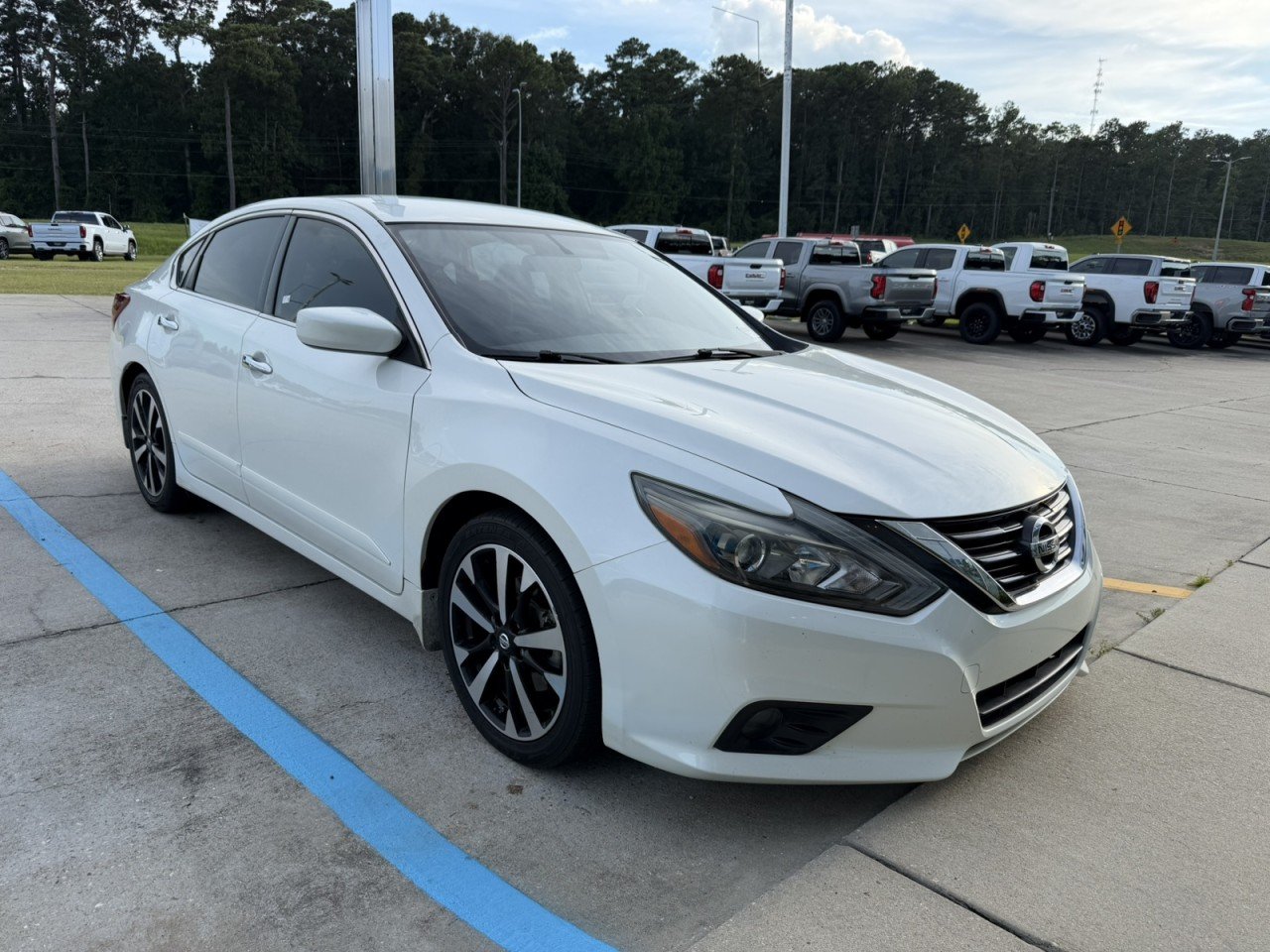 Used 2018 White Nissan 2.5 SR image 3
