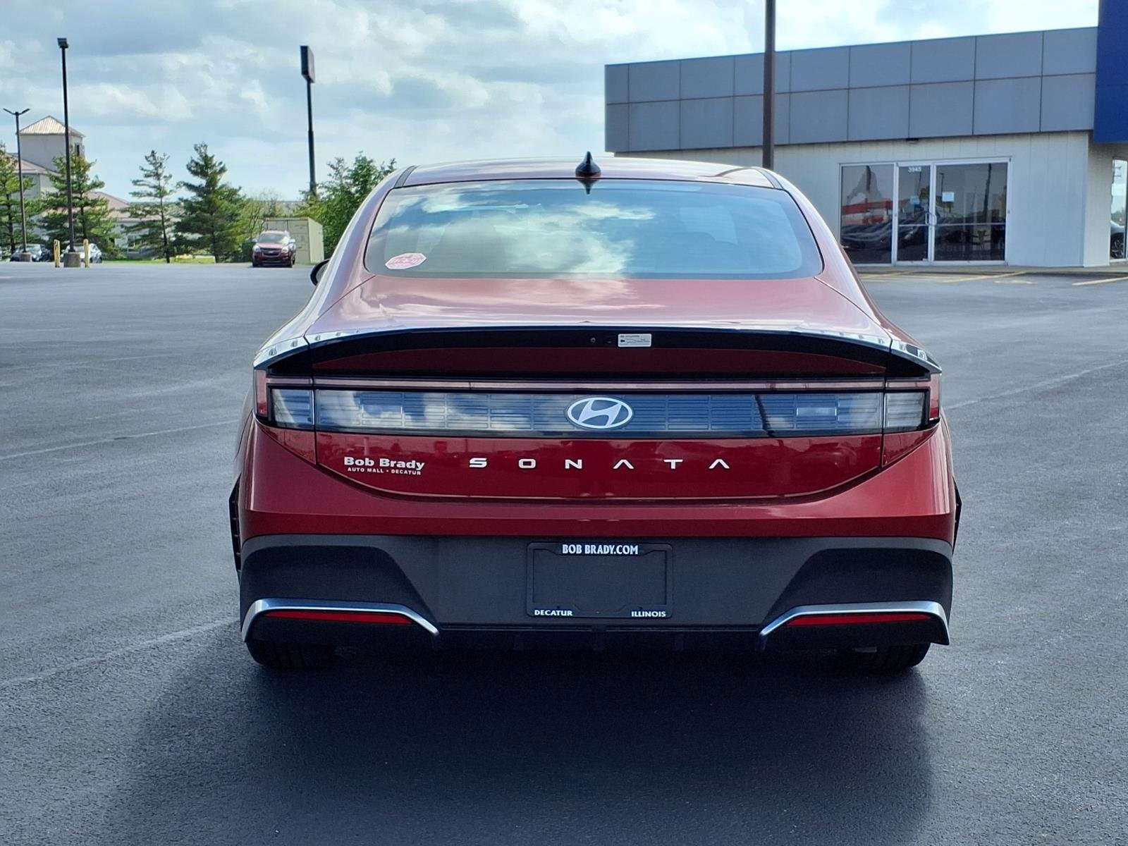 Used 2025 Ultimate Red Metallic Hyundai SE image 17