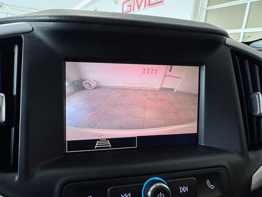 Used 2022 White GMC SLE image 20