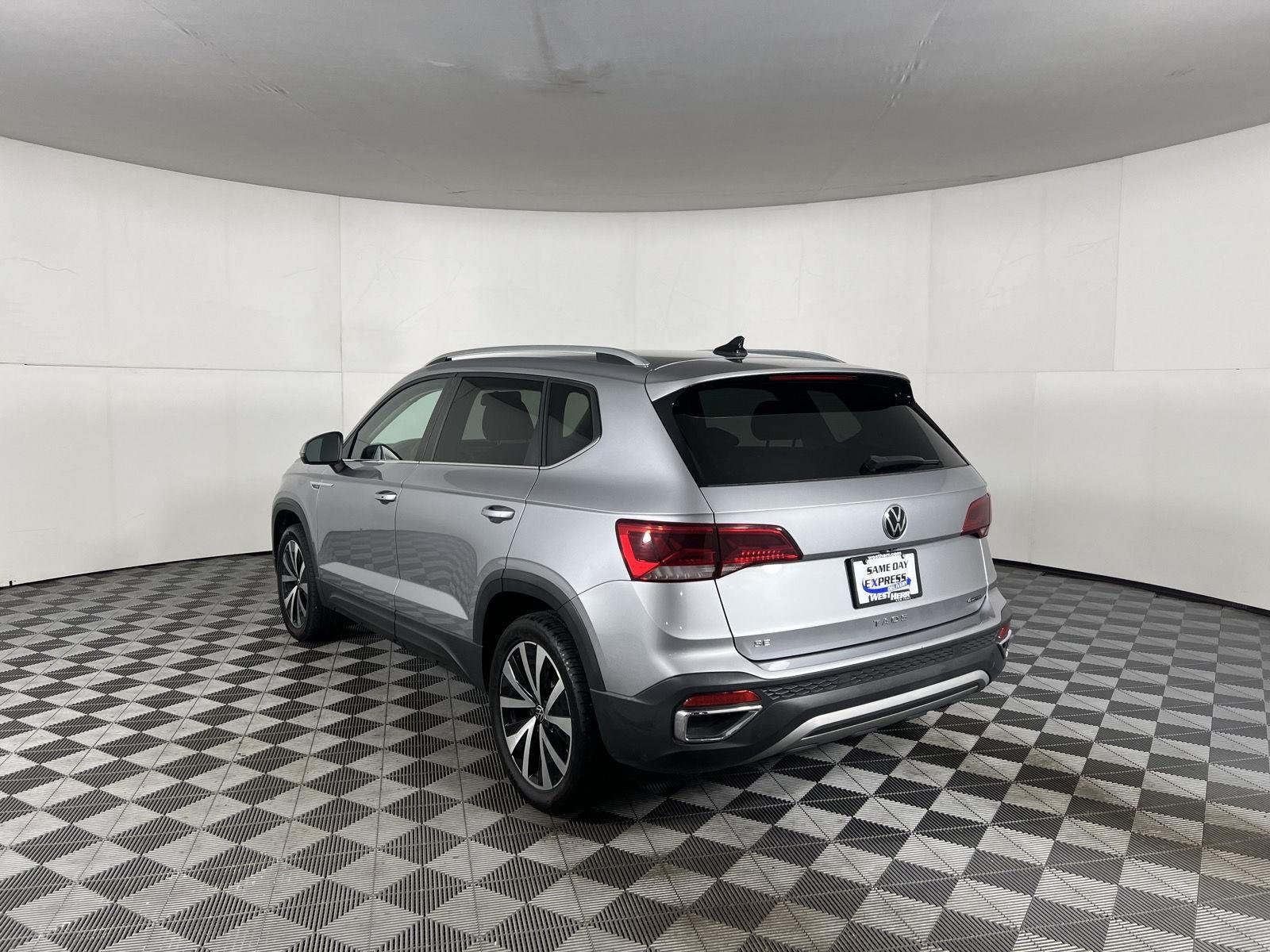 Used 2022 Pyrite Silver Metallic Volkswagen SE image 22