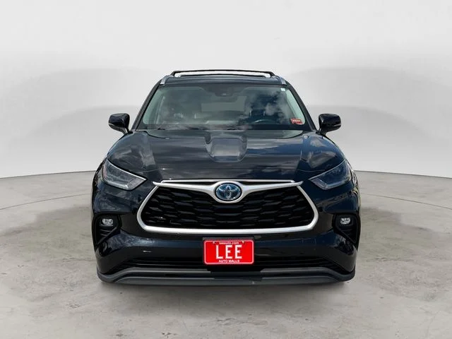 Used 2021 Black Toyota XLE image 9