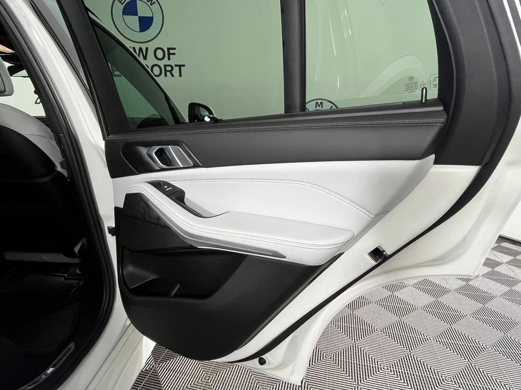 Used 2024 White BMW xDrive40i image 26