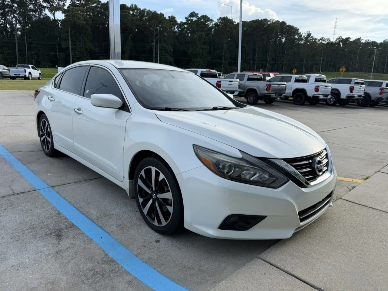 Used 2018 White Nissan 2.5 SR image 3