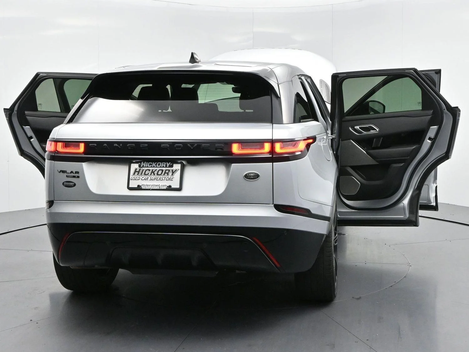 Used 2020 Silicon Silver Premium Metallic Land Rover R-Dynamic S image 40