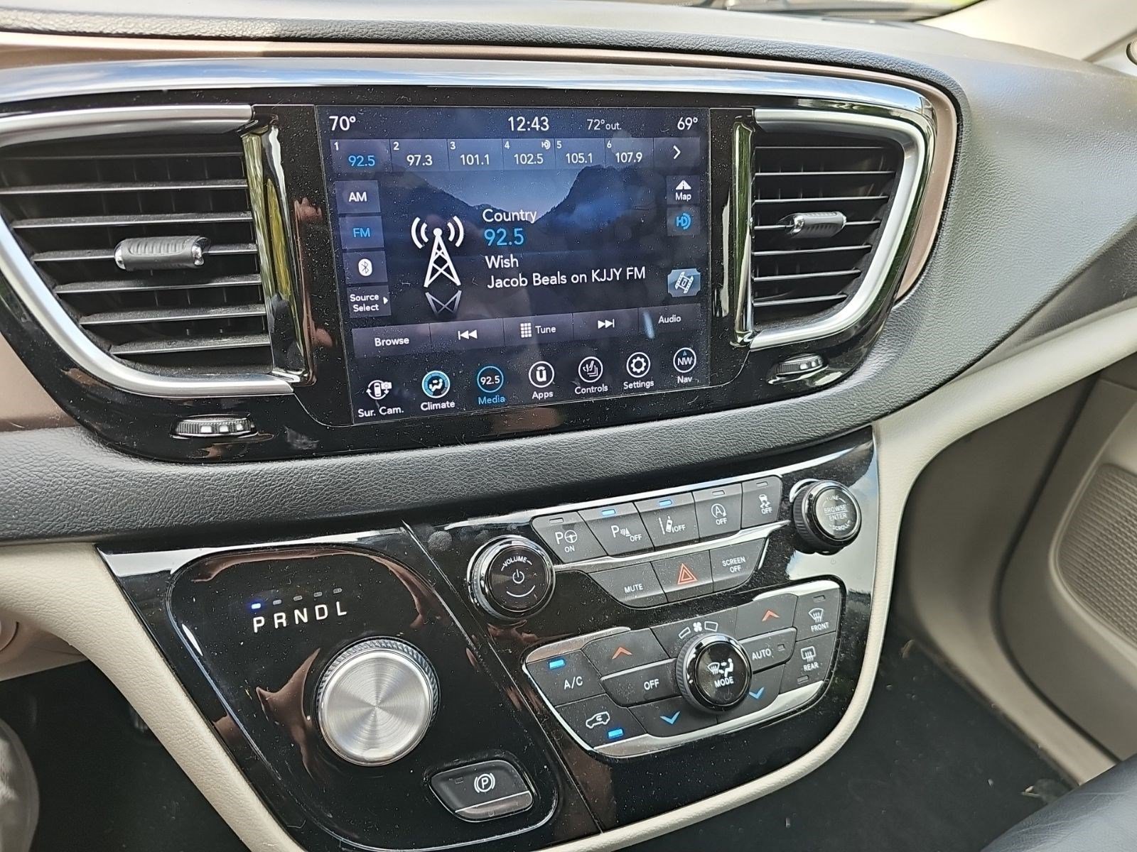 Used 2019 Granite Crystal Metallic Clearcoat Chrysler Touring L Plus image 21