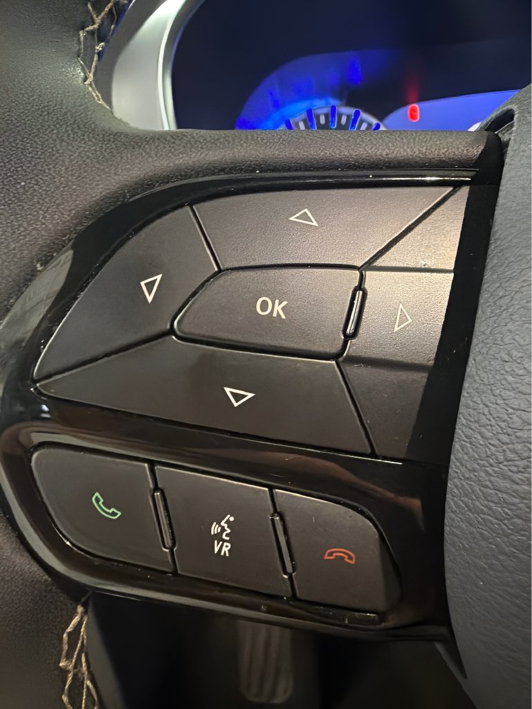 Used 2025  Chrysler Limited image 19