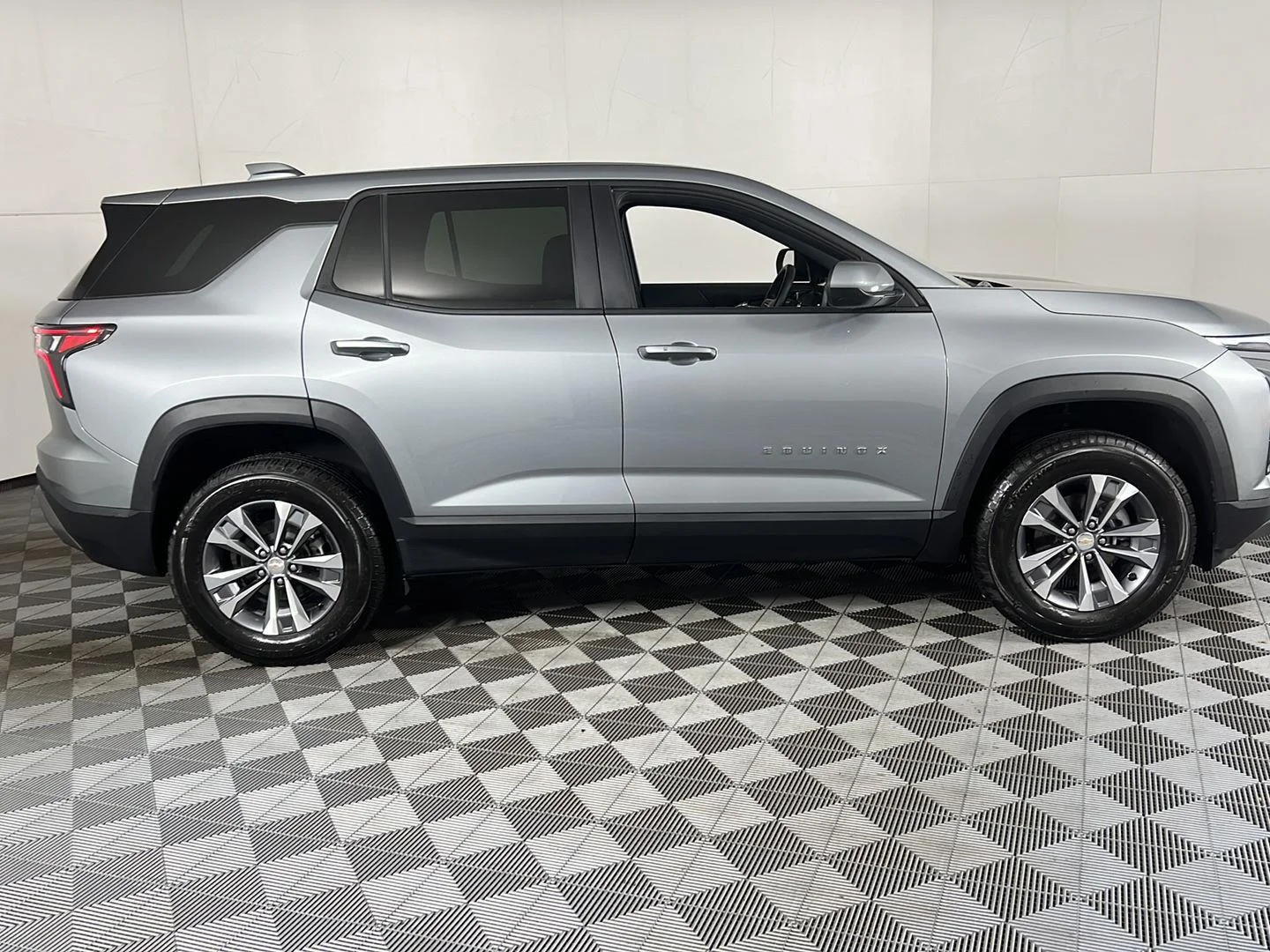 Used 2026 Sterling Gray Metallic Chevrolet AWD LT image 27