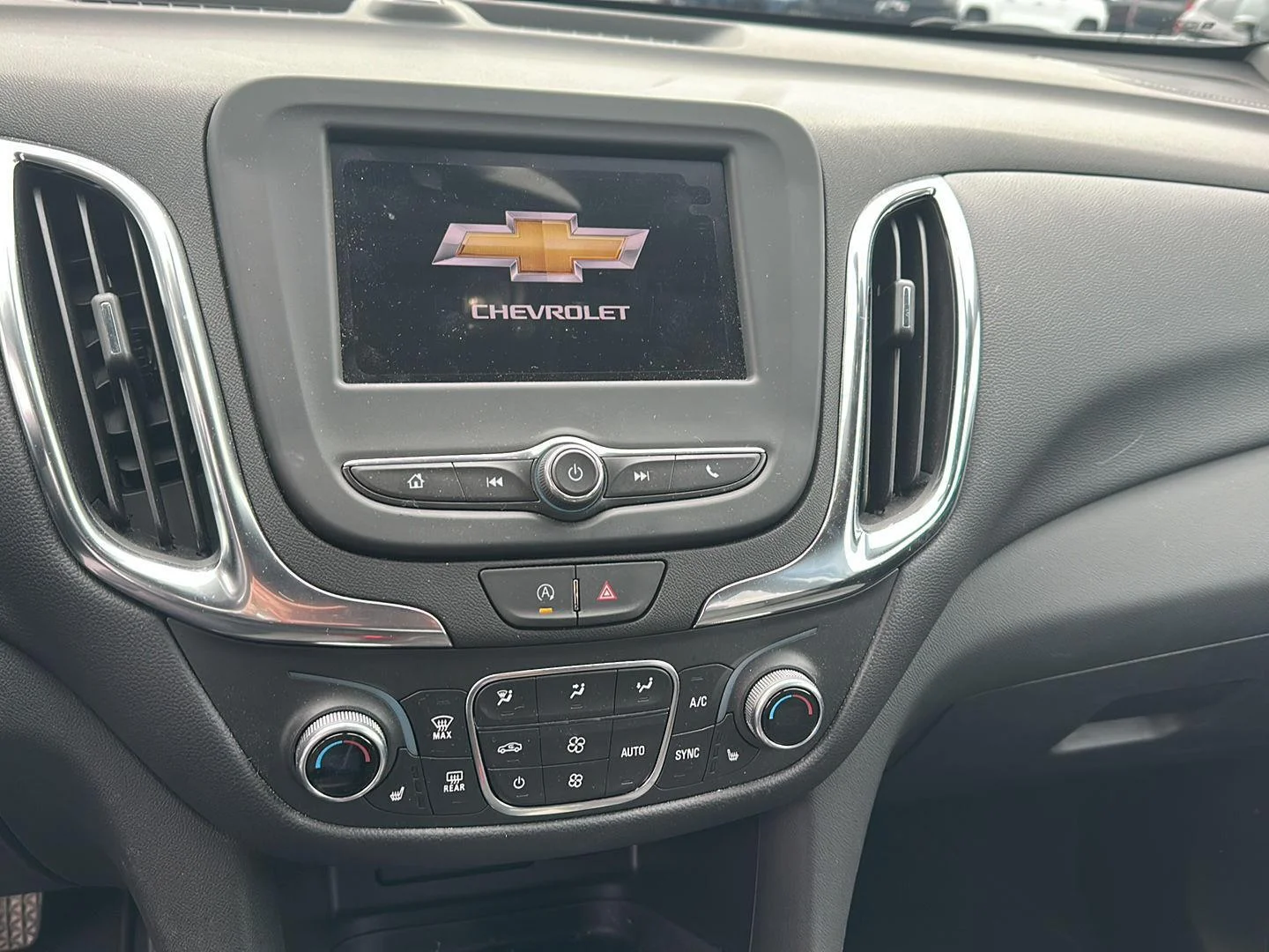 Used 2024 Summit White Chevrolet LT image 9