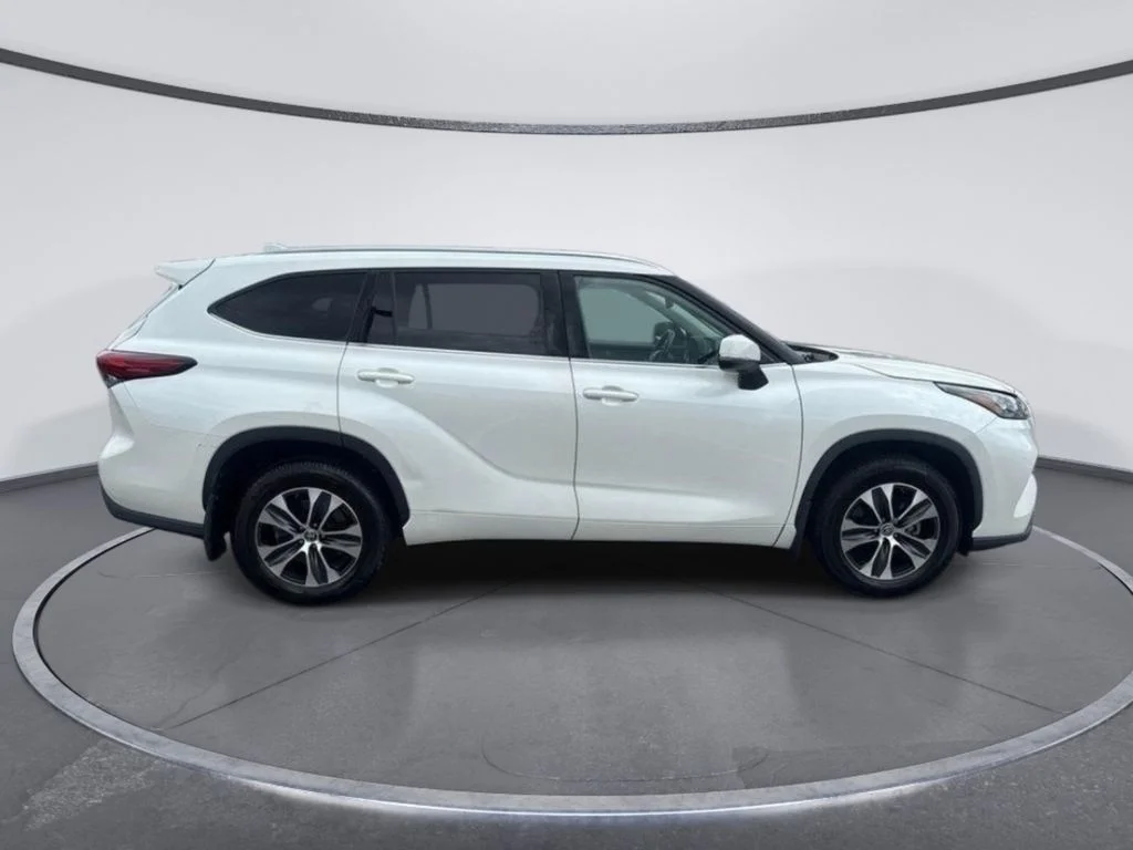 Used 2020 White Toyota XLE image 8