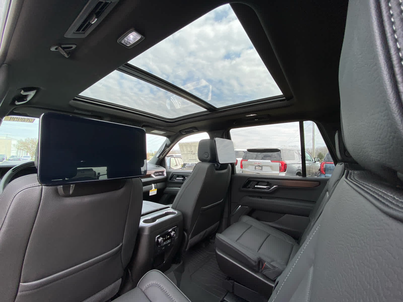 2026 GMC Yukon Denali - Photo 30