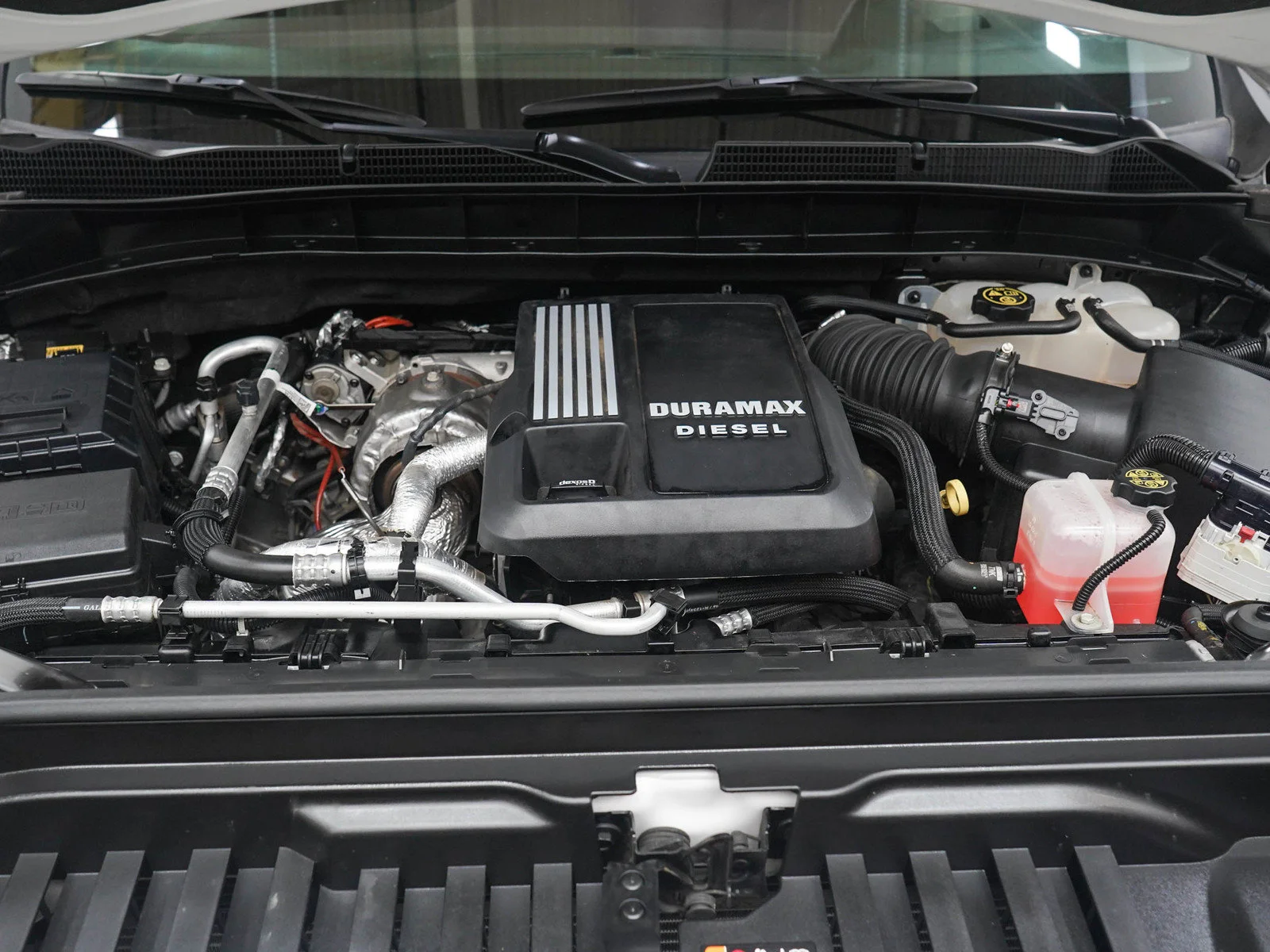 Used 2023 White Frost GMC Denali image 32