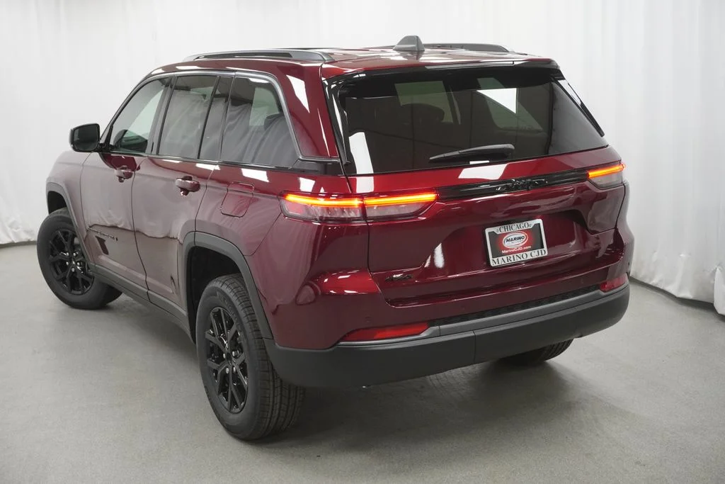 New 2026 Velvet Red Pearl-Coat Exterior Paint Jeep Altitude image 11