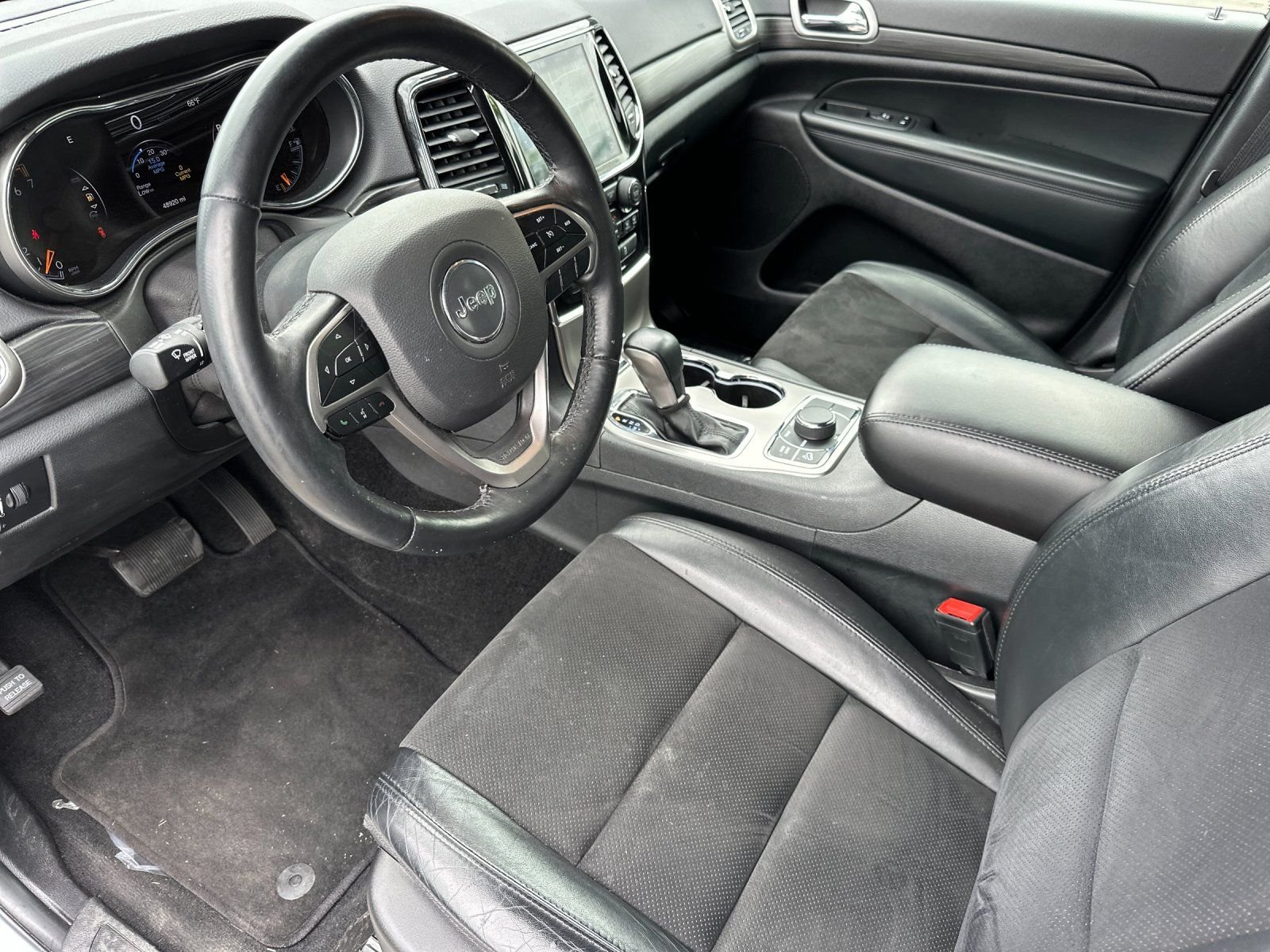 Used 2022 White Jeep Laredo X image 9