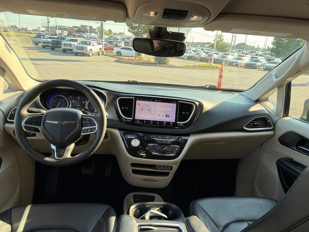 Used 2023 Black Chrysler Touring L image 28