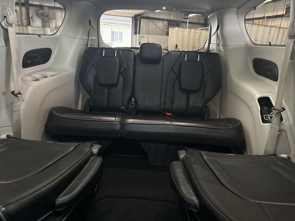 Used 2018 Bright White Clearcoat Chrysler Limited image 20