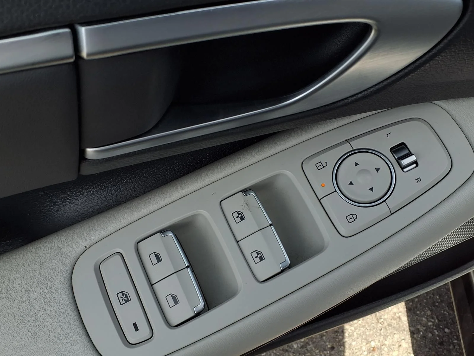 Used 2024 Silver Hyundai SEL image 18