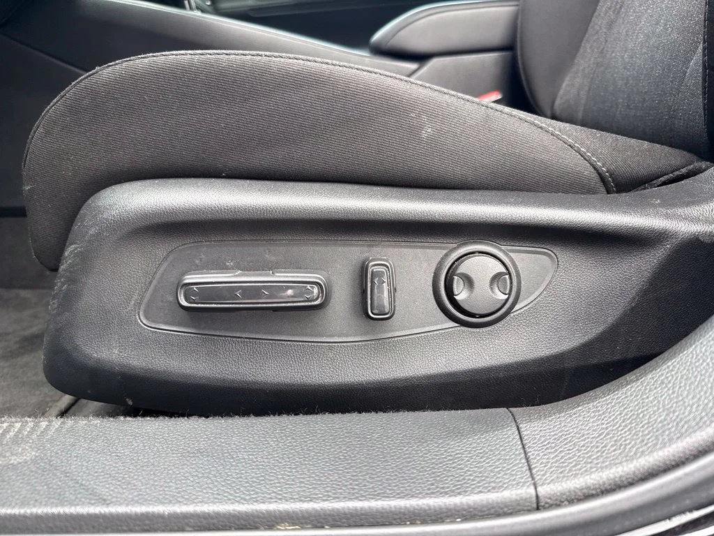 Used 2025 Black Honda SE image 32