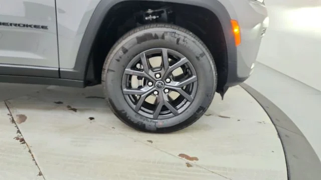 New 2027 Sting-Gray Clear-Coat Paint Jeep Laredo Altitude image 23