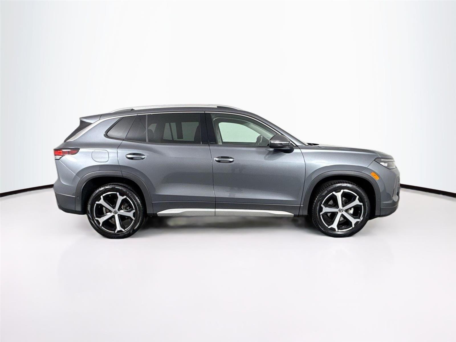 Used 2025 Platinum Gray Metallic Volkswagen SE image 10