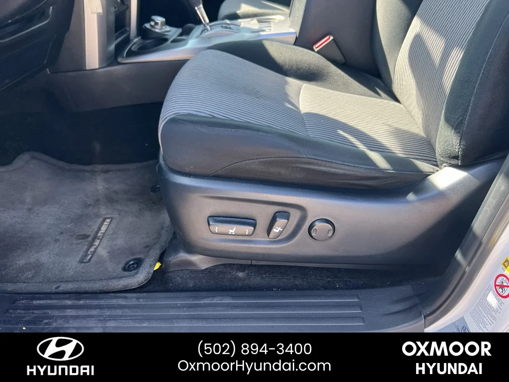 Used 2016 Super White Toyota SR5 image 10