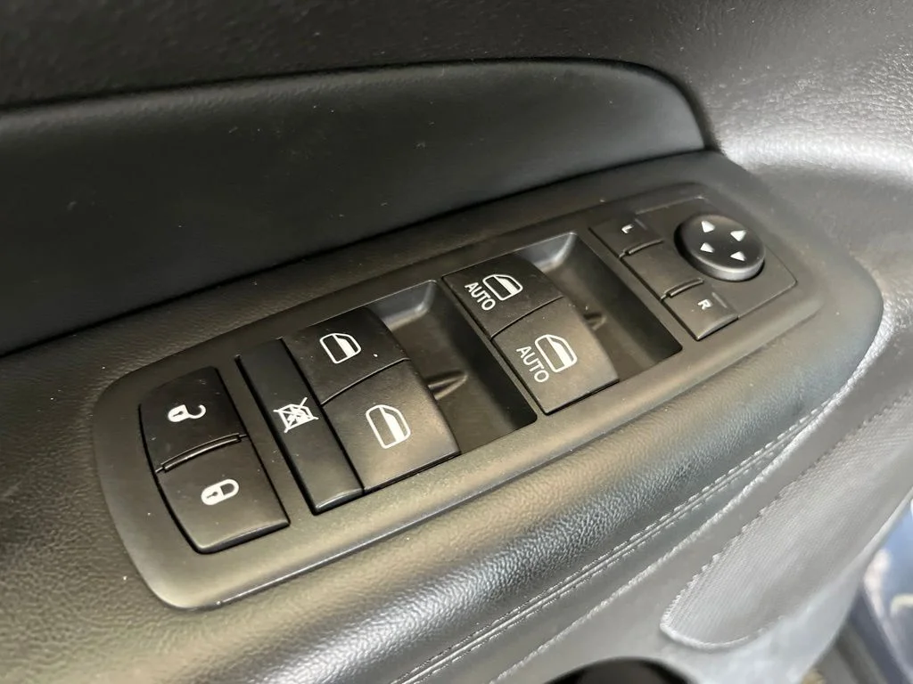 Used 2020 Blue Jeep Limited image 5