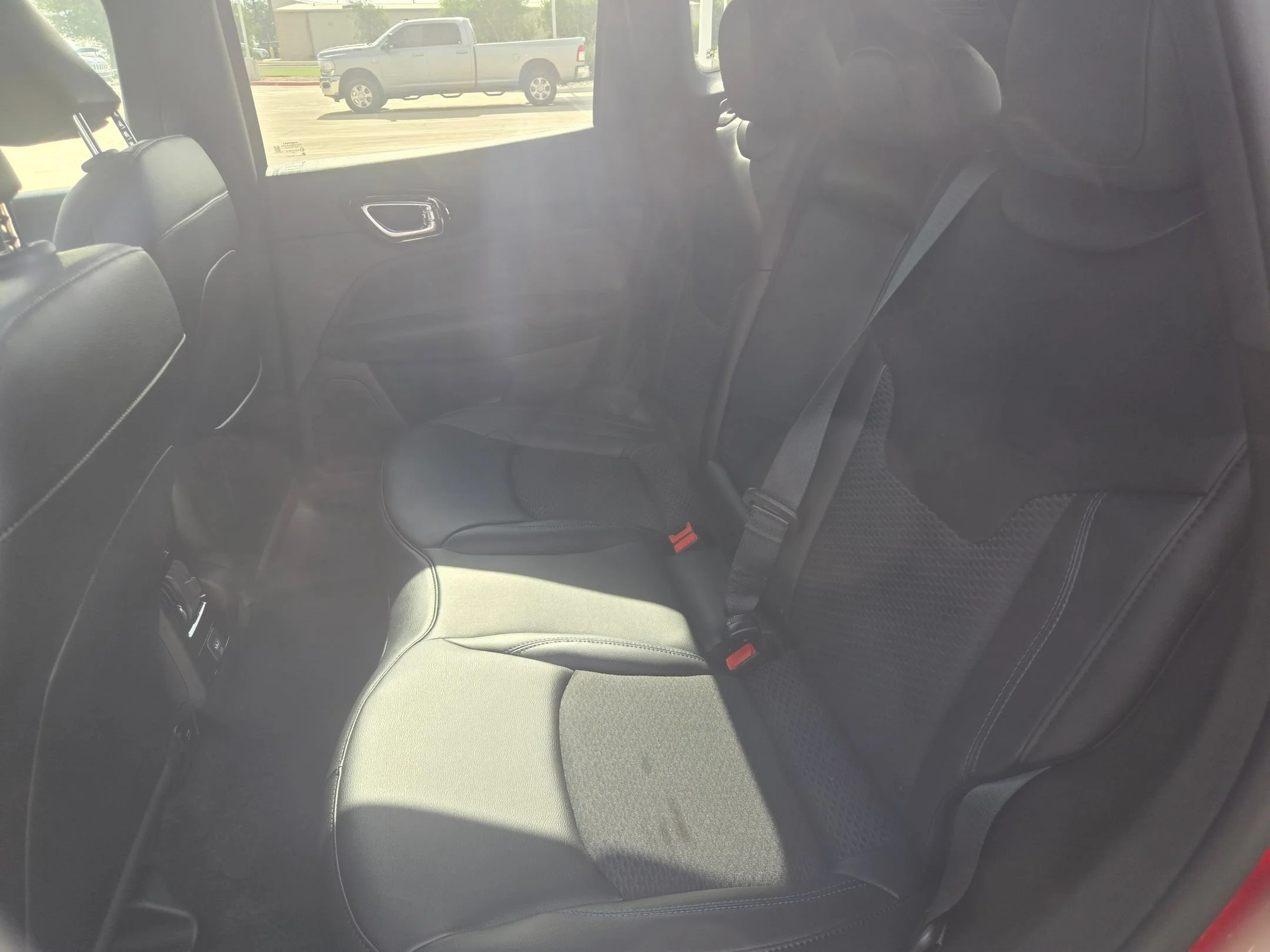 New 2026 Red Hot Pearl-Coat Exterior Paint Jeep Latitude image 13