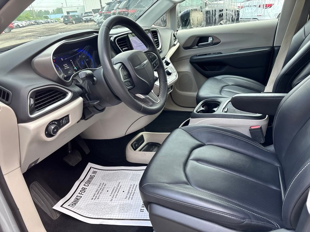 Used 2024 Silver Chrysler Touring L image 9