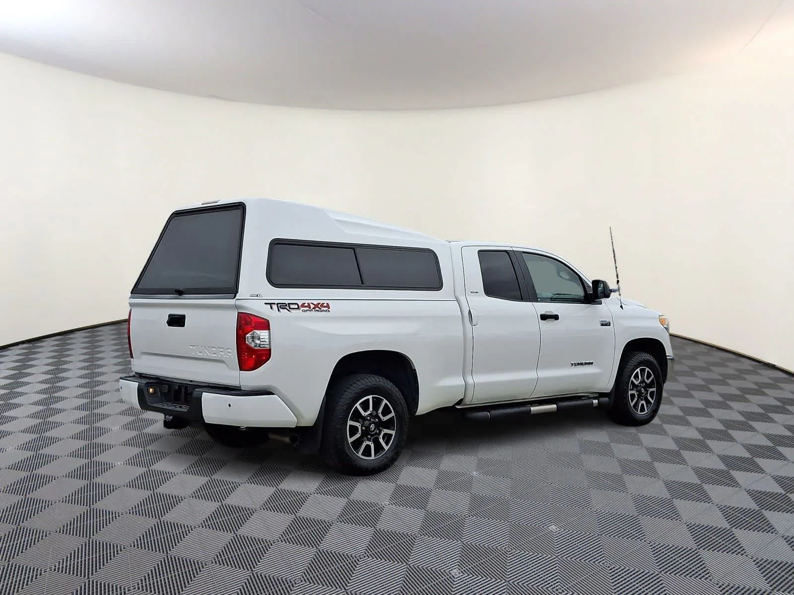 Used 2017 Super White Toyota SR5 image 5