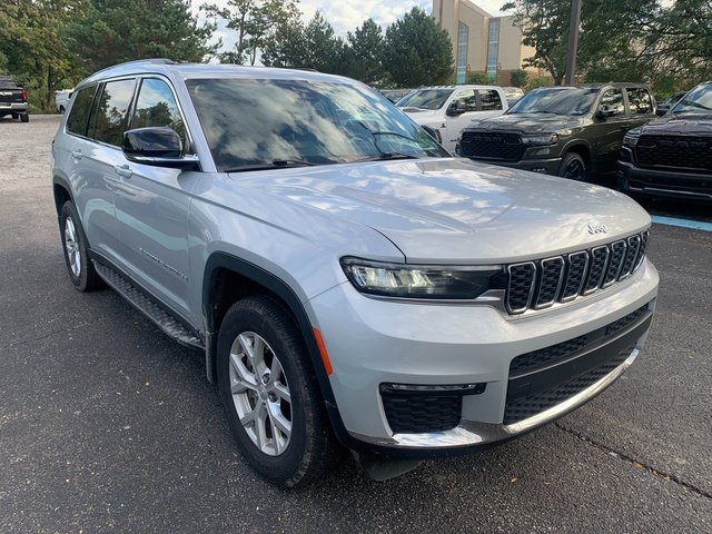Used 2023 Silver Jeep Limited image 8