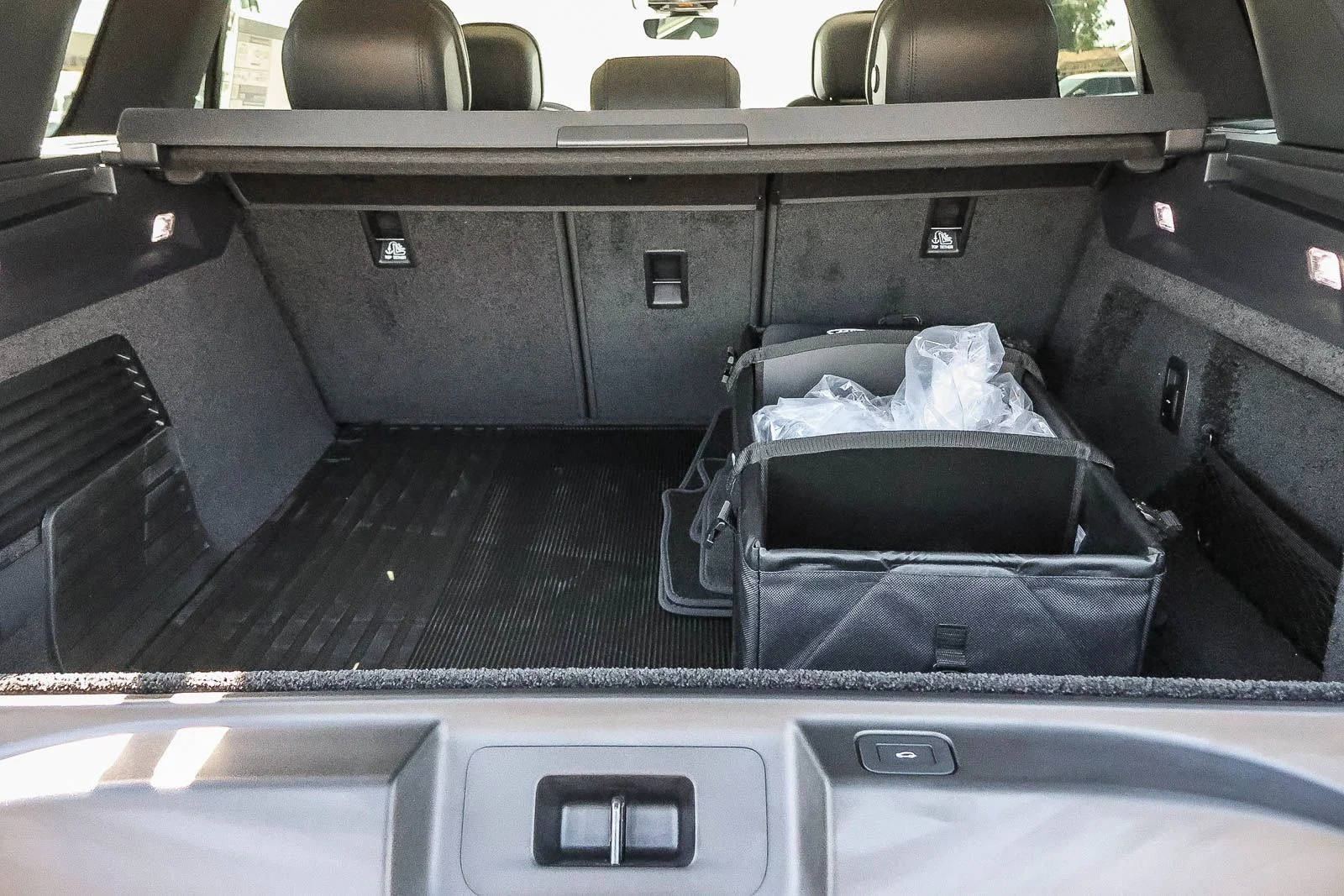 New 2026 Fuji White Land Rover SE image 25