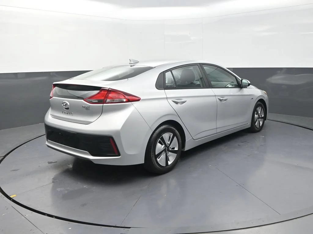 Used 2018 Silver Hyundai Blue image 11