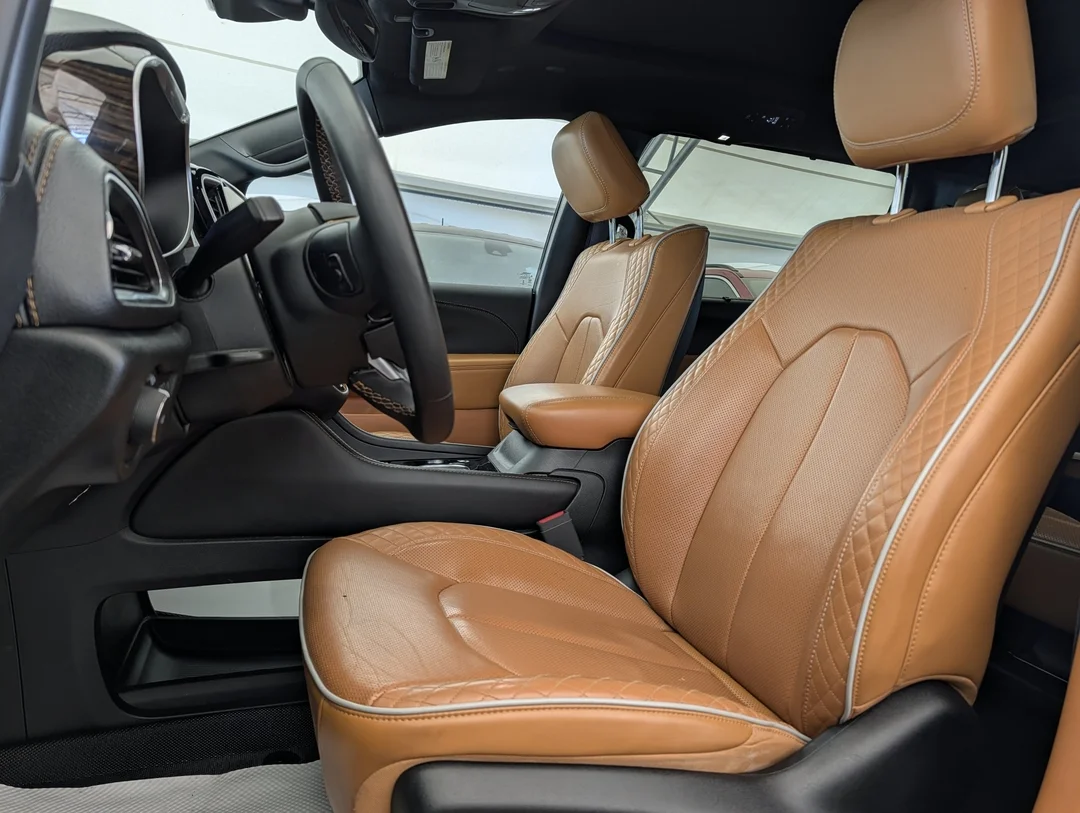 Certified Used 2023 Grey Chrysler Pinnacle - - AWD - 360 Camera - Premium Leather - Amazon Fire - Heated Seats - Remote Start & More! image 15