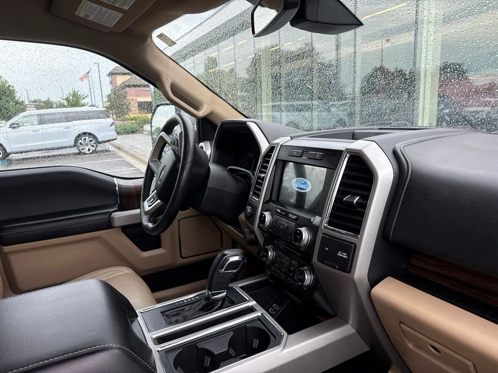 Used 2017 White Ford Lariat image 4