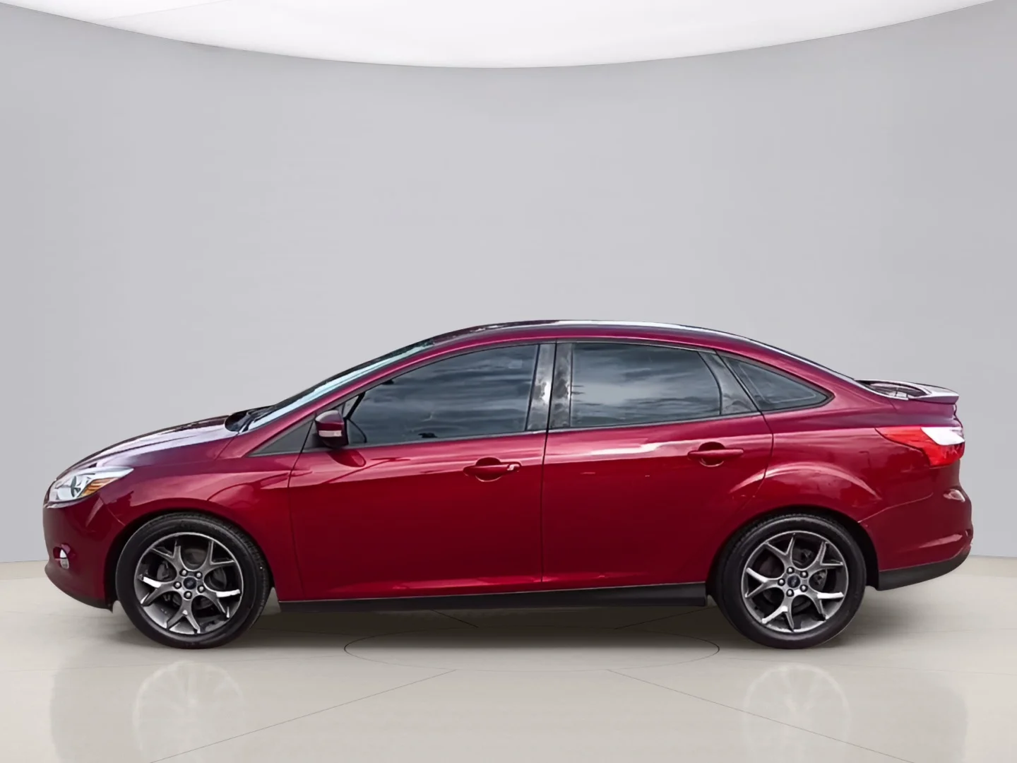 Used 2014 Red Ford SE image 2