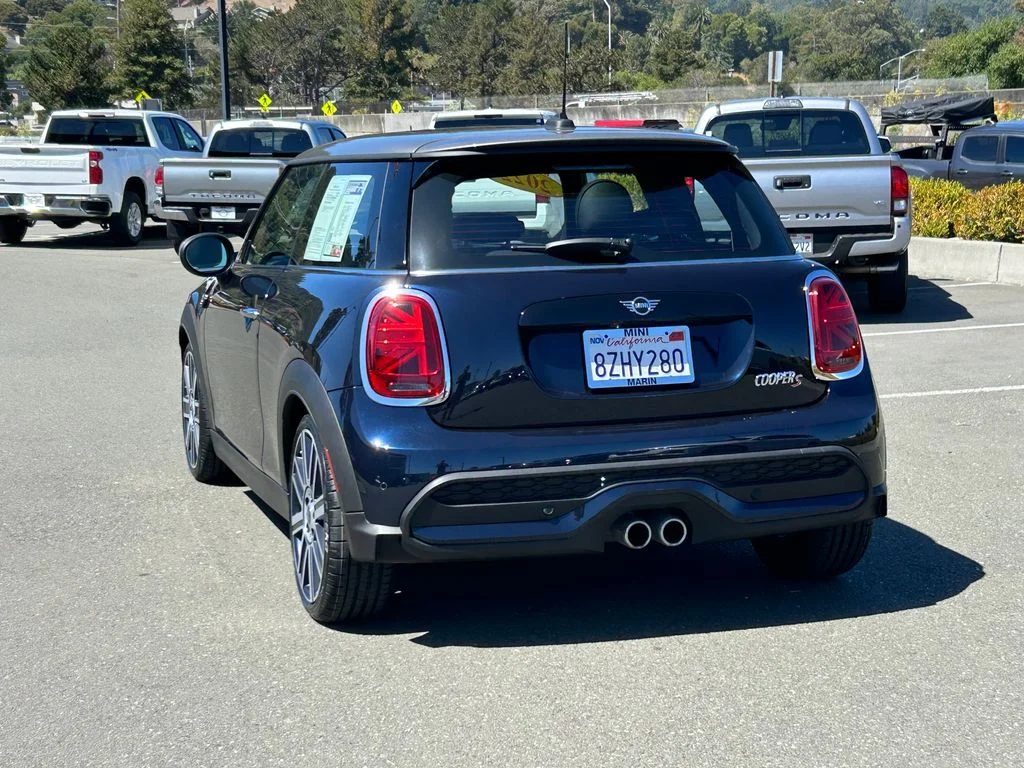 Used 2022 MINI Yours Enigmatic Black met MINI Iconic image 3
