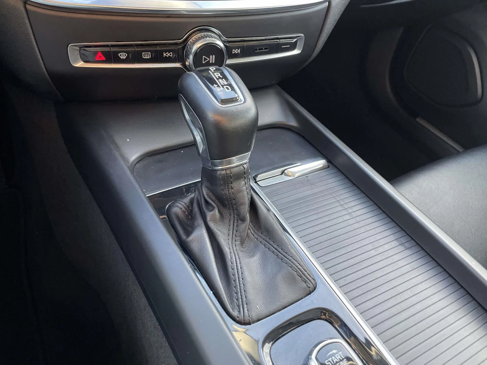 Used 2020 Black Stone Volvo Momentum image 19
