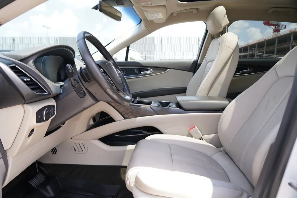 Used 2020 White Lincoln Reserve image 10