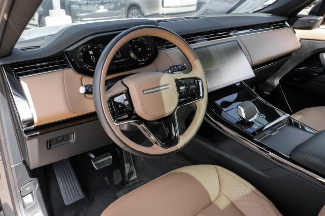Certified Used 2025 Gray Land Rover Dynamic SE image 3