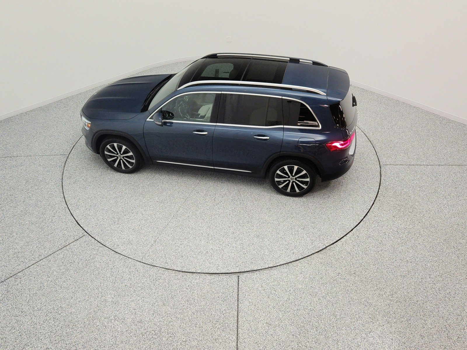 Used 2023 Denim Blue Metallic Mercedes-Benz GLB 250 SUV image 16