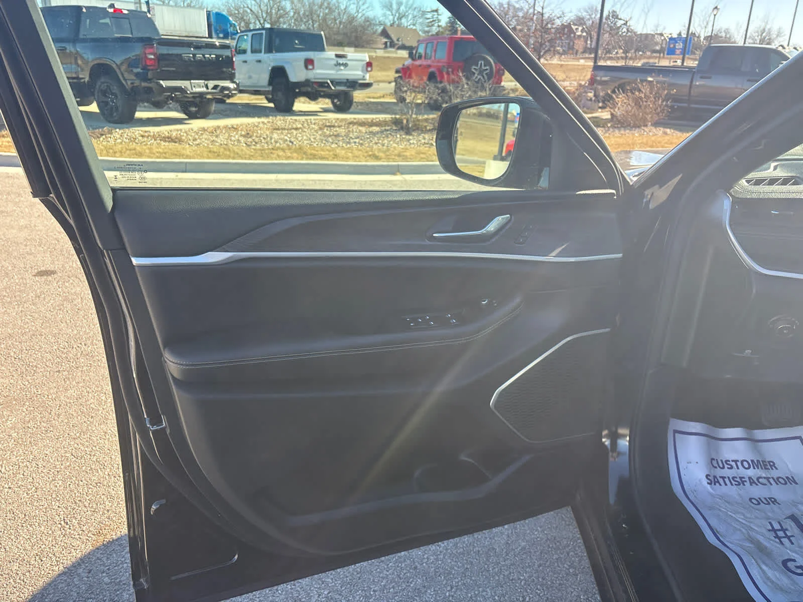 New 2026 Diamond Black Crystal Pearl-Coat Exterior Paint Jeep Limited image 18