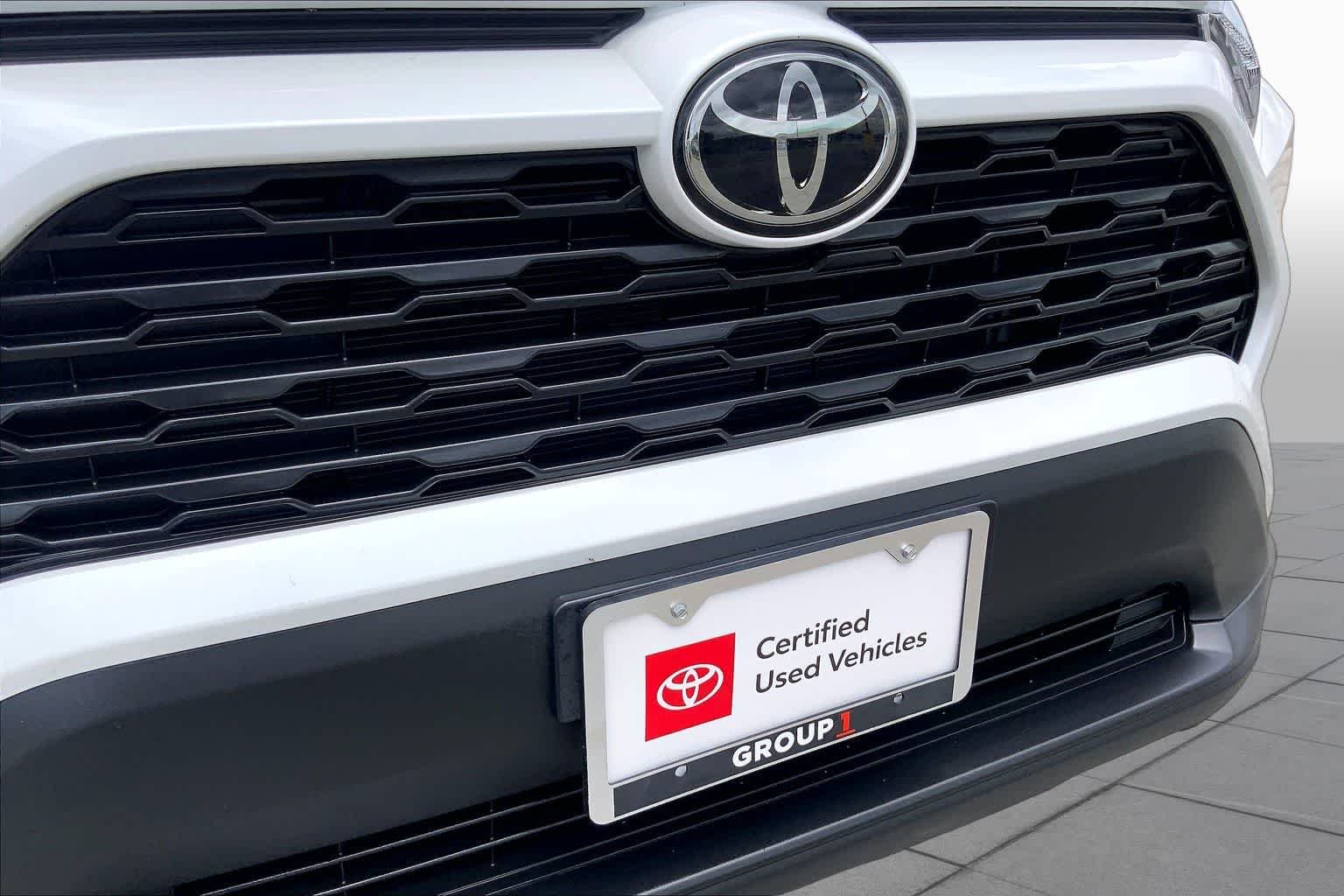 Used 2025 Wind Chill Pearl Toyota XLE Premium image 29