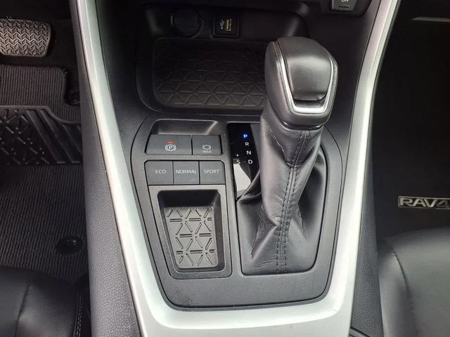 Used 2025 Black Toyota XLE Premium image 15