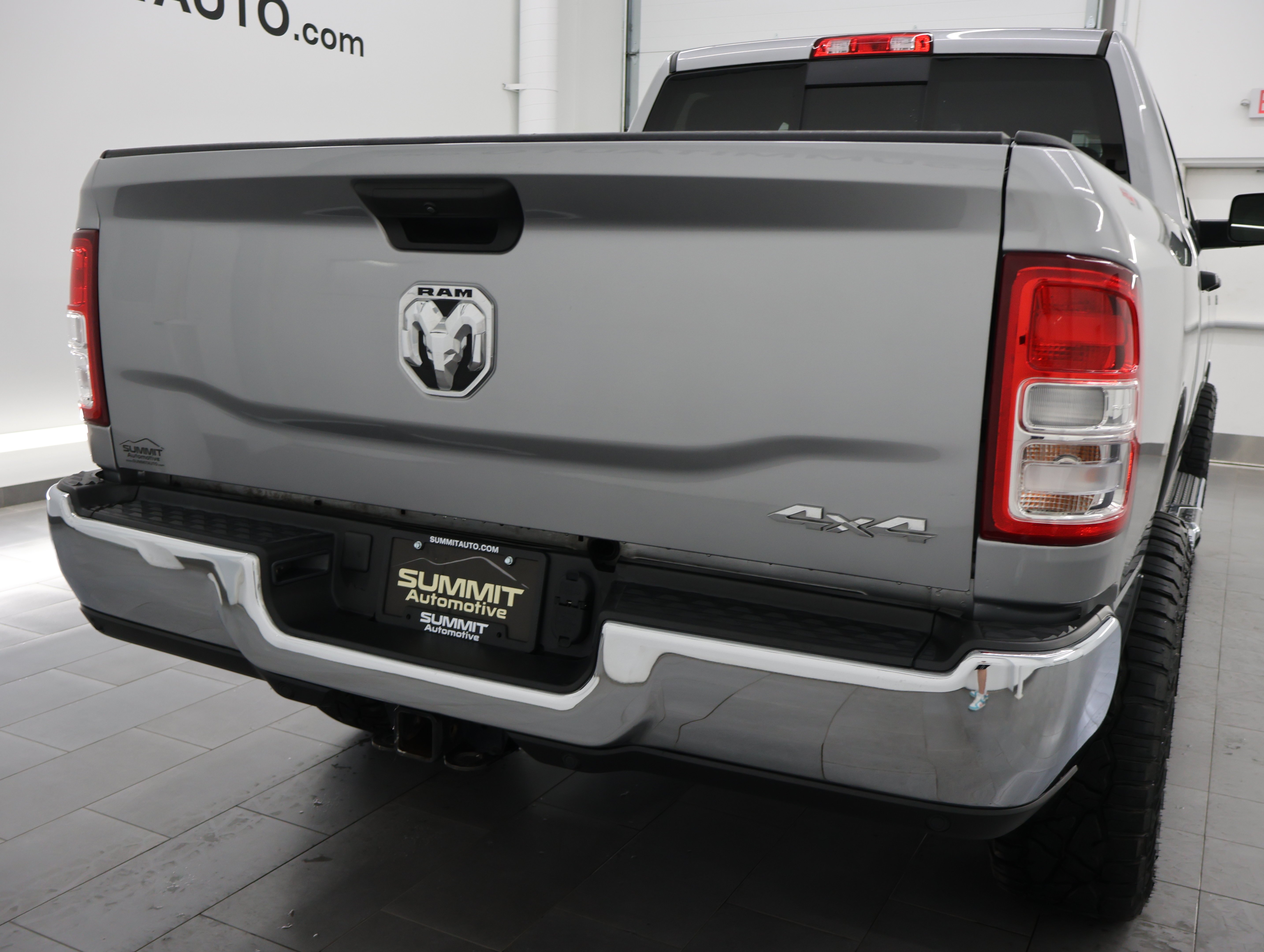 Used 2022 Billet Silver Metallic Clearcoat Ram 4x4 Crew Cab Tradesman: CREW-SHORT-TRADESMAN LVL 2-6.4L V8 HEMI-4WD-20 WHEELS image 27